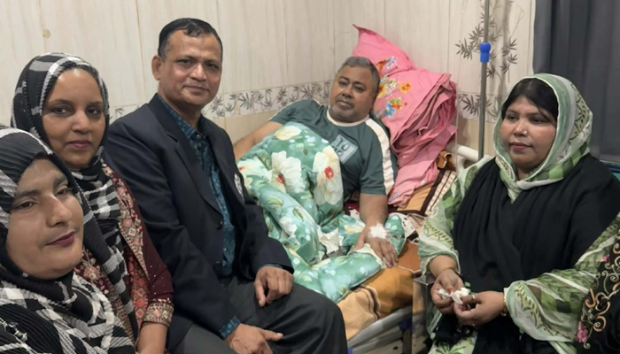 ডেঙ্গু আক্রান্ত সানিকে দেখতে হাসপাতালে মায়া