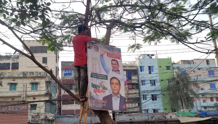 ভোটের বিধি মেনে প্রচার সামগ্রী সরালেন মাসুদুজ্জামান