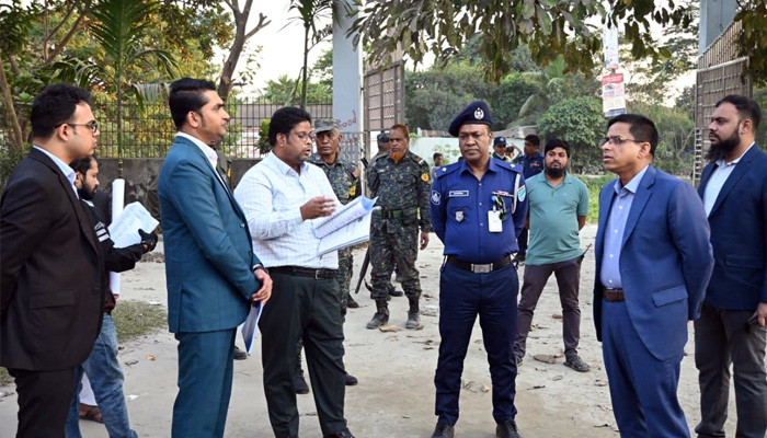 ভোটকেন্দ্র পরিদর্শন করলেন ডিসি রায়হান কবীর