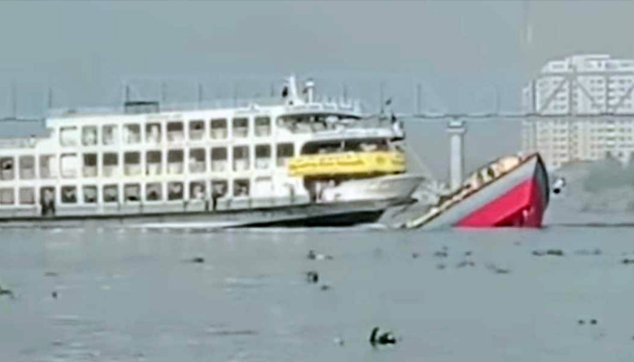 নারায়ণগঞ্জে বুড়িগঙ্গায় লঞ্চ-বাল্কহেড সংঘর্ষ