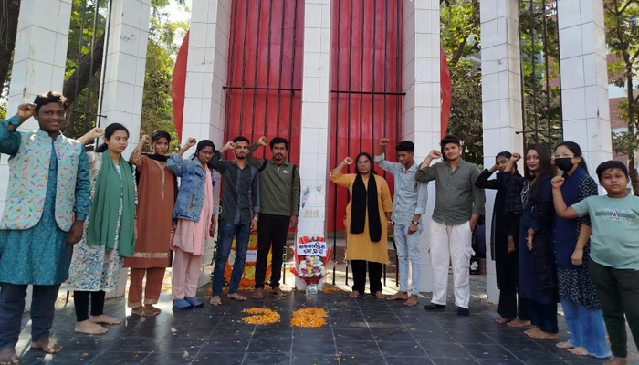 বুদ্ধিজীবী দিবসে ছাত্র ফ্রন্টের পুষ্পস্তবক অর্পণ