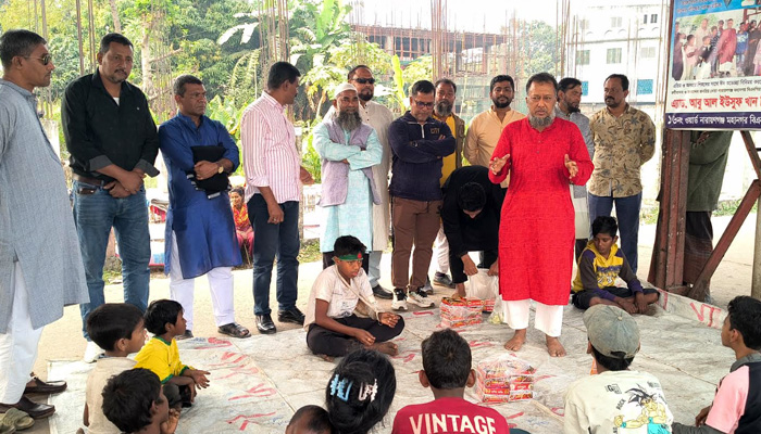 বিজয় দিবসে পথশিশুদের মুখে হাসি ফুটালেন অ্যাড. টিপু