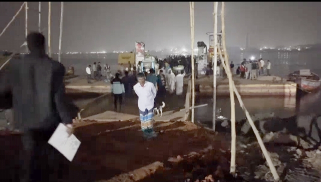 মাঝনদীতে ফেরি থেকে ৫ যানবাহন নদীতে, নিঁখোজ ভ্যানচালক