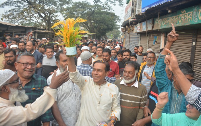 ঘরে ঘরে ৩১ দফার লিফলেট পৌঁছে দিলেন মাসুদুজ্জামান