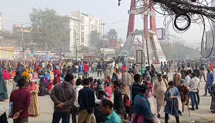 চাষাঢ়ায় সড়ক অবরোধ করে রাসেল গার্মেন্টস শ্রমিকদের বিক্ষোভ