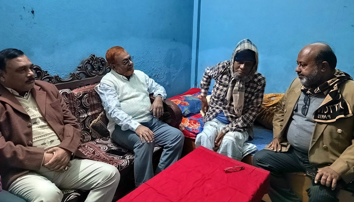 অসুস্থ মুক্তিযোদ্ধাকে দেখতে ছুটে গেলেন সাবেক এমপি গিয়াসউদ্দিন