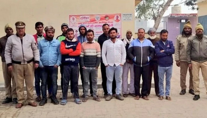 অনুমতি ছাড়া ফাঁকা বাড়িতে নামাজ পড়ায় ১২জন আটক