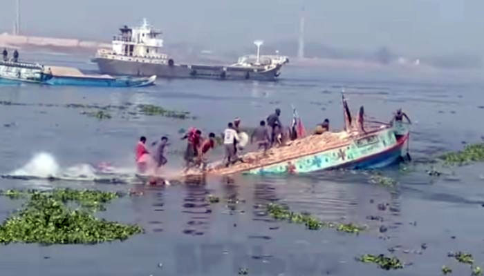 নারায়ণগঞ্জে ধলেশ্বরীতে ট্রলারডুবি