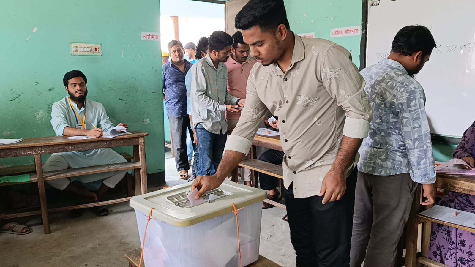 নতুন বাংলাদেশের স্বপ্ন নিয়ে চলছে ভোট