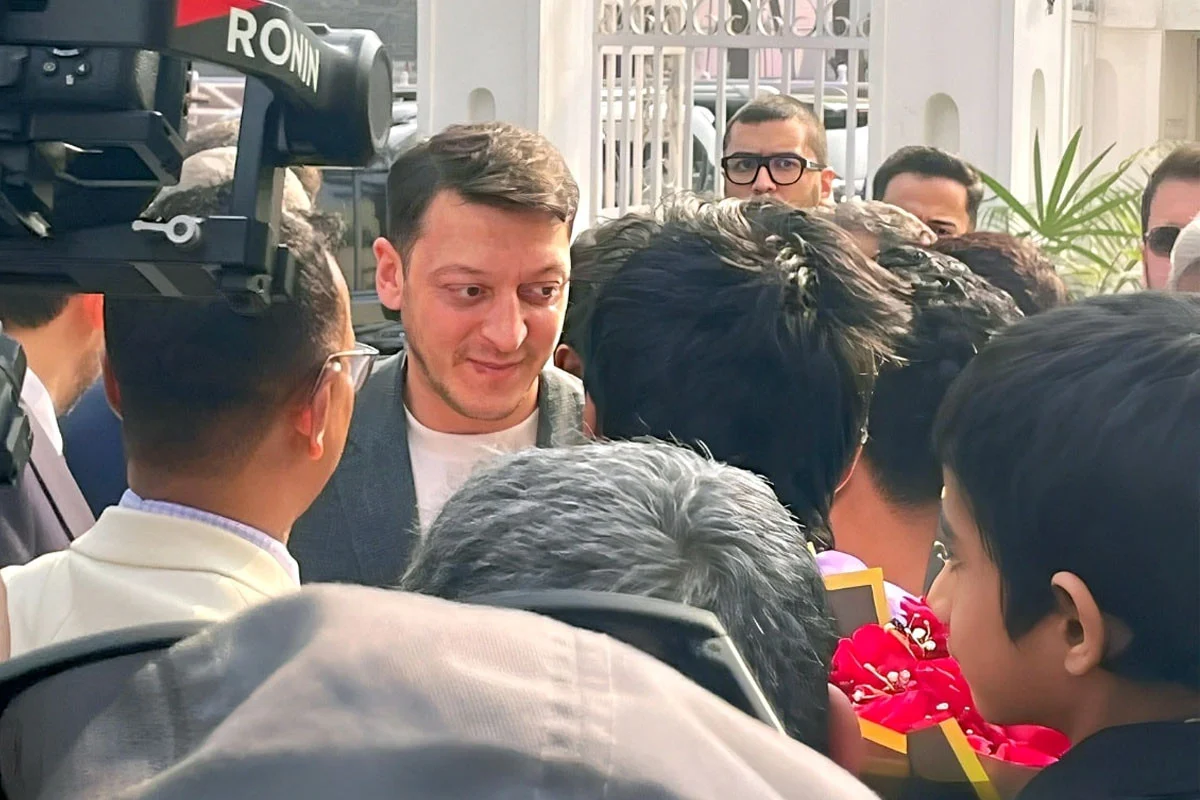 ঢাকা বিশ্ববিদ্যালয়ে বিশ্বখ্যাত ফুটবলার মেসুত ওজিল