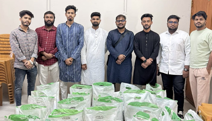 শহীদ পরিবারের পাশে এনসিপি নেতা নিরব রায়হান, দিলেন ঈদ উপহার