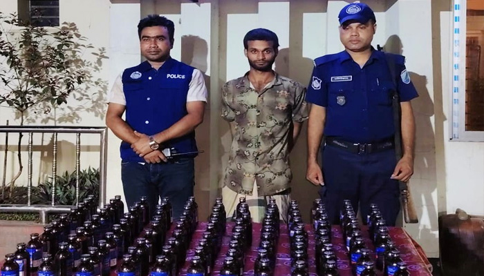 নারায়ণগঞ্জে মাটির নিচে লুকানো ফেন্সিডিল উদ্ধার, আটক ১