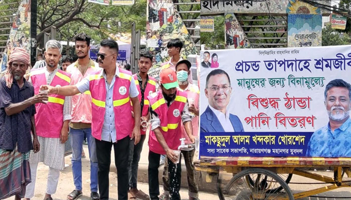 বিশুদ্ধ পানি দিয়ে তৃষ্ণার্তদের প্রাণ জুড়াচ্ছে খোরশেদ
