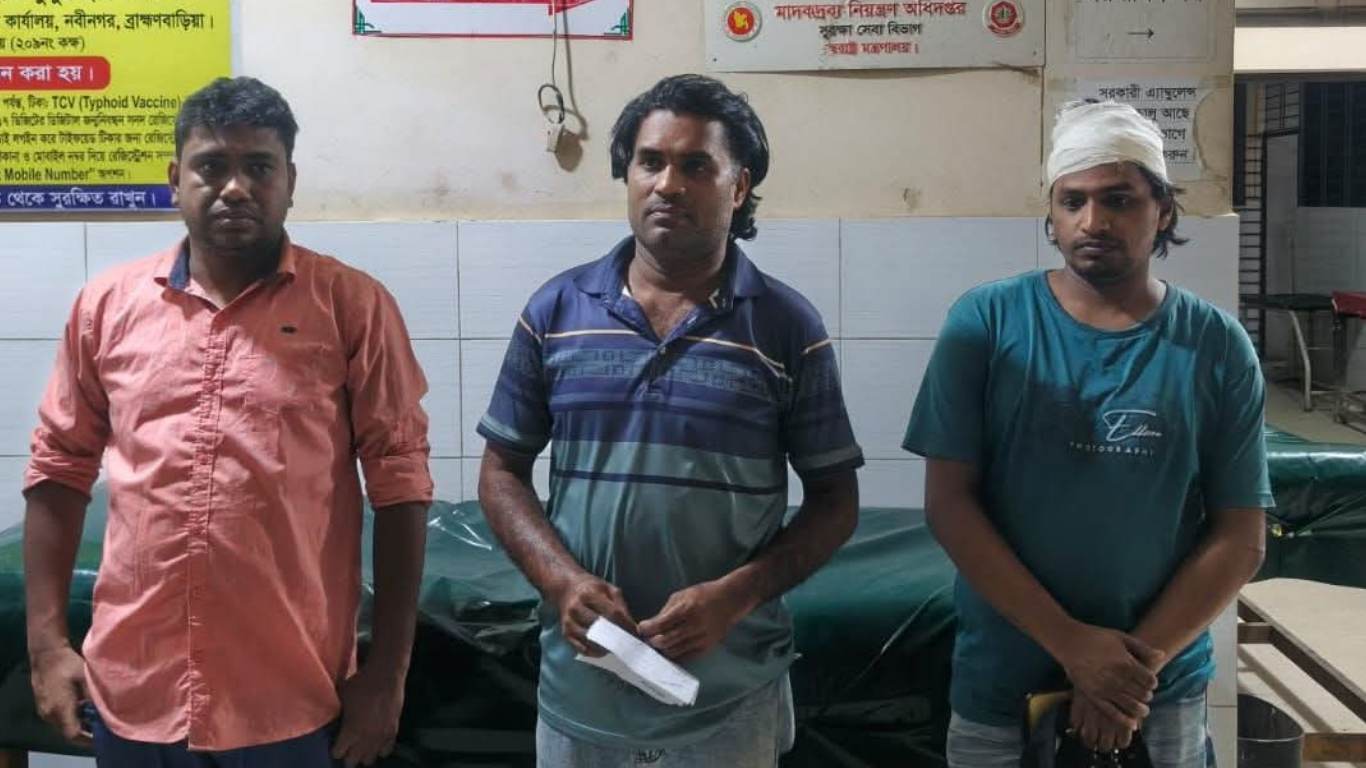 ব্রাহ্মণবাড়িয়ার নবীনগরে র্যাবের ৩ জনকে কান ধরে উঠবস