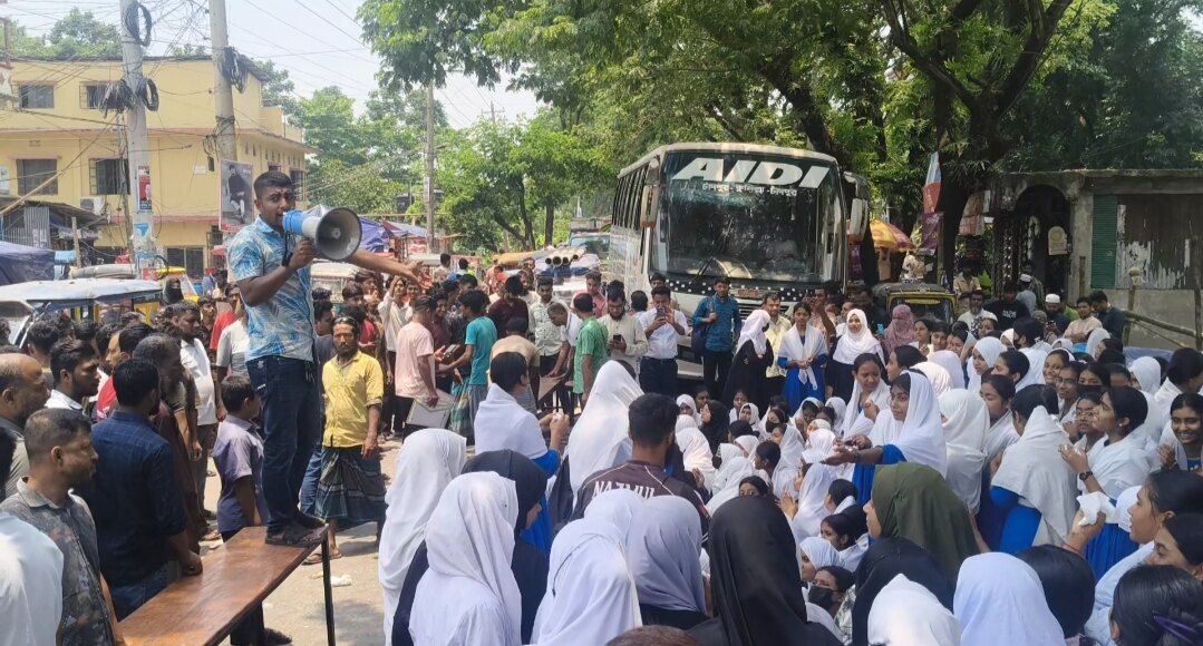 হাজীগঞ্জে বাসস্ট্যান্ডের দাবিতে শিক্ষার্থীদের সড়ক অবরোধ
