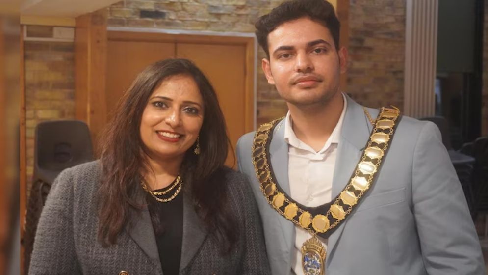যুক্তরাজ্যে একসঙ্গে মেয়র নির্বাচিত হলেন ভারতীয় বংশোদ্ভূত মা ও ছেলে