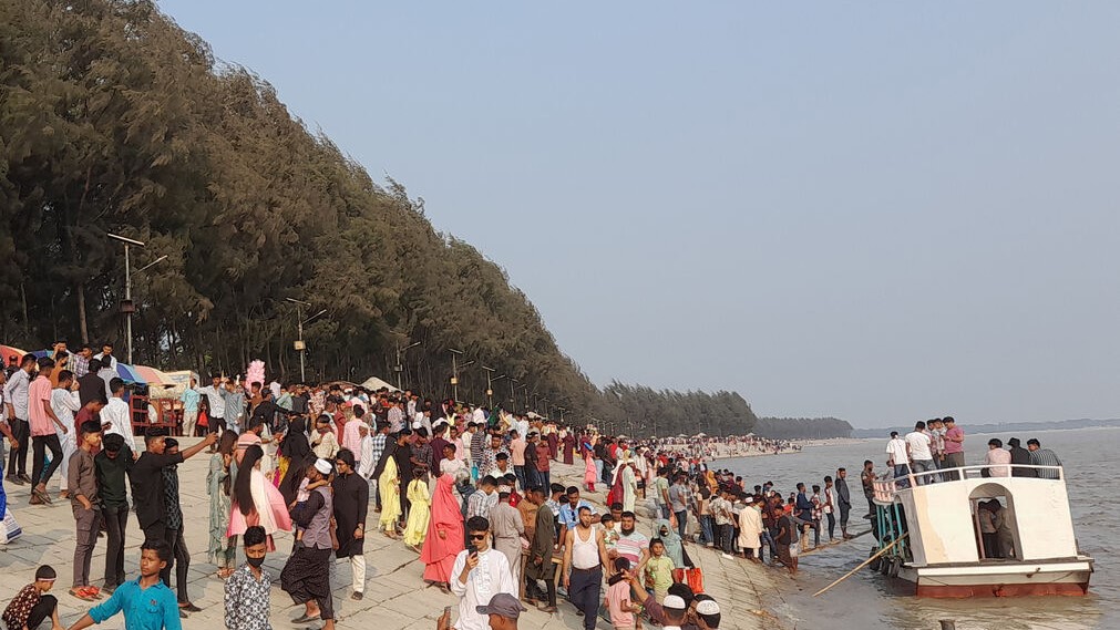 দর্শনার্থীদের পদচারণায় মুখর আলেকজান্ডার বেড়িবাঁধ