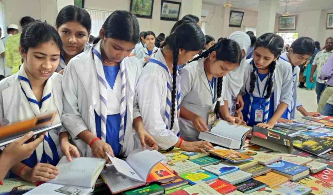 বিদ্যানিকেতন হাইস্কুলে ক্লাস রুমের পাশে বইমেলা শুরু