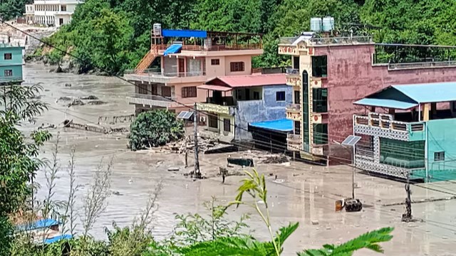 বন্যায় নেপালে ৩৮৪ পর্যটক নিখোঁজ, উদ্ধার ১৭ মরদেহ